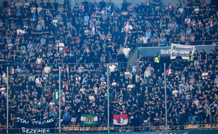 La Policía Nacional carga en La Cartuja contra los aficionados del Feyenoord La Policía Nacional carga en La Cartuja contra los aficionados del Feyenoord