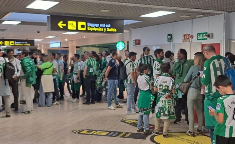 Los béticos afectados por el overbooking que no viajaron a Polonia podrán reclamar el dinero del billete más 400 euros de compensación Los béticos afectados por el overbooking que no viajaron a Polonia podrán reclamar el dinero del billete más 400 euros de compensación