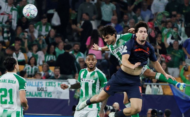Bartra y Natan, el muro que protege al Betis en Europa Bartra y Natan, el muro que protege al Betis en Europa