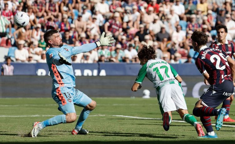 Riquelme se reivindica a base de goles Riquelme se reivindica a base de goles