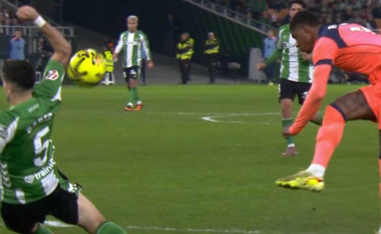 El CTA ratifica la decisión del VAR en el penalti de Bartra contra el Barça y tira de las orejas a Sánchez Martínez El CTA ratifica la decisión del VAR en el penalti de Bartra contra el Barça y tira de las orejas a Sánchez Martínez