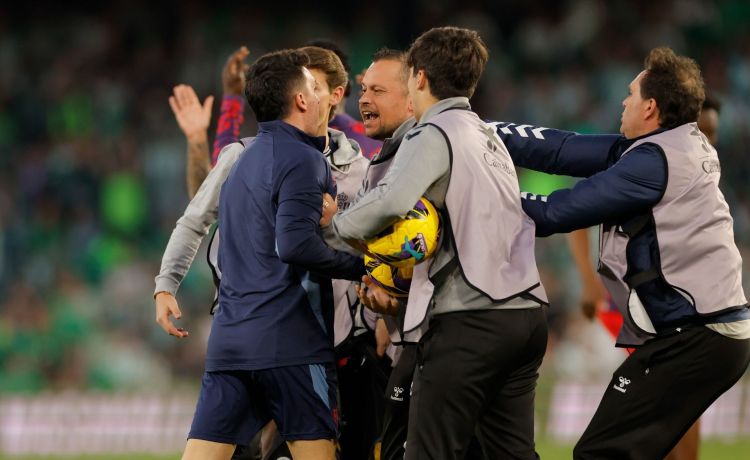 El indignante incidente de un utillero del Sevilla con un recogepelotas del Betis El indignante incidente de un utillero del Sevilla con un recogepelotas del Betis
