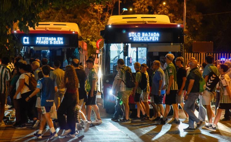 El Betis pagó 10.000 euros a Tussam y Renfe para que su afición saliese de la Cartuja en autobuses y trenes gratis El Betis pagó 10.000 euros a Tussam y Renfe para que su afición saliese de la Cartuja en autobuses y trenes gratis