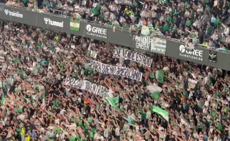 La afición del Betis carga contra la del Sevilla durante el derbi: «Mercenarios de Nervión» La afición del Betis carga contra la del Sevilla durante el derbi: «Mercenarios de Nervión»