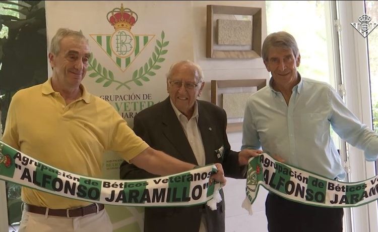 Pellegrini y Cousillas, homenajeados por los béticos veteranos Pellegrini y Cousillas, homenajeados por los béticos veteranos