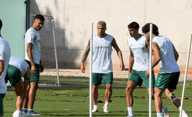 Pablo García sigue entrenando con el Betis y así está su salida Pablo García sigue entrenando con el Betis y así está su salida