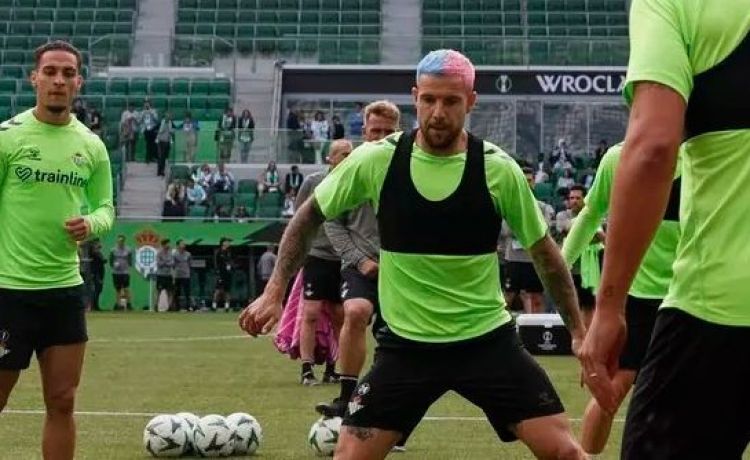 La razón por la que Aitor Ruibal se tiñe el pelo para la final del Betis ante el Chelsea La razón por la que Aitor Ruibal se tiñe el pelo para la final del Betis ante el Chelsea