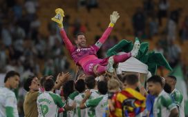Del césped a los despachos: Adrián negocia seguir en el Betis Del césped a los despachos: Adrián negocia seguir en el Betis