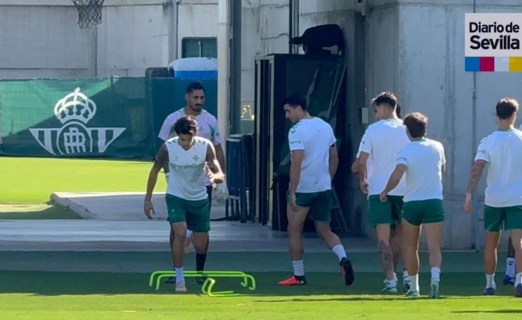 Buen ambiente y sonrisas en un entrenamiento del Betis previo al choque ante el Deportivo con dos bajas Buen ambiente y sonrisas en un entrenamiento del Betis previo al choque ante el Deportivo con dos bajas