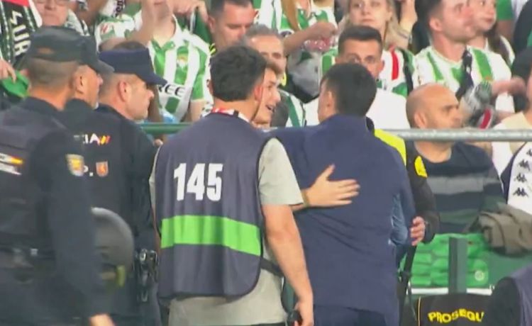 La imagen de la concordia entre el recogepelotas del Betis y el miembro del staff del Sevilla tras el incidente previo al derbi La imagen de la concordia entre el recogepelotas del Betis y el miembro del staff del Sevilla tras el incidente previo al derbi
