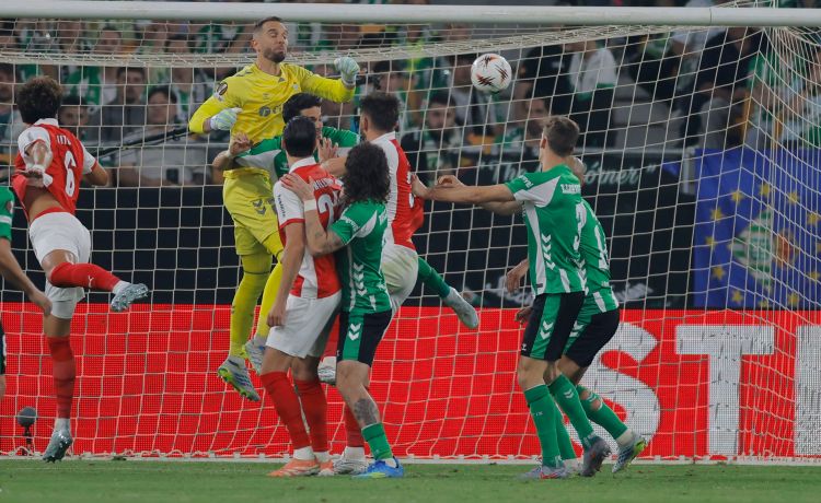 Del día más espantoso de Pau López al ingenuo penalti de Amrabat Del día más espantoso de Pau López al ingenuo penalti de Amrabat