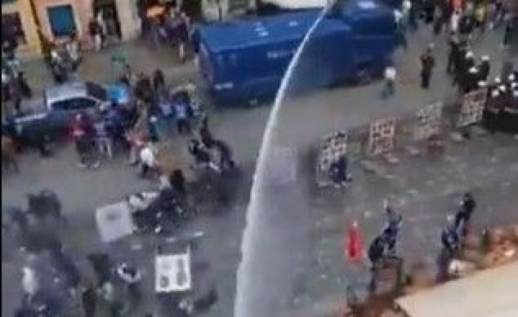 La Policía polaca interviene con el cañón de agua para disuadir a los hinchas del Chelsea La Policía polaca interviene con el cañón de agua para disuadir a los hinchas del Chelsea