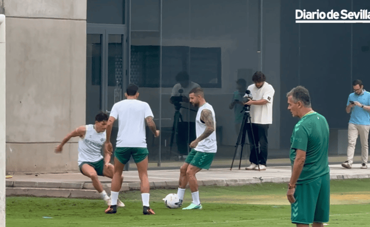 Aitor Ruibal y Ceballos dejan las buenas noticias en el Betis en el entrenamiento de este miércoles Aitor Ruibal y Ceballos dejan las buenas noticias en el Betis en el entrenamiento de este miércoles