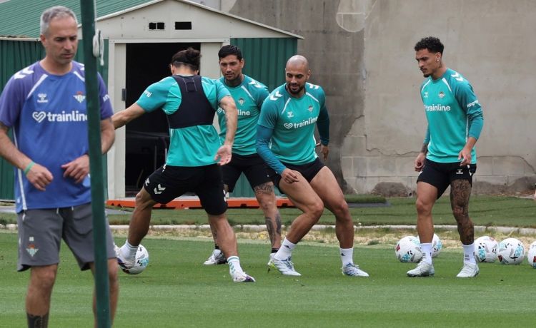 En alerta el Betis ante el Oviedo: cinco jugadores en peligro de sanción En alerta el Betis ante el Oviedo: cinco jugadores en peligro de sanción