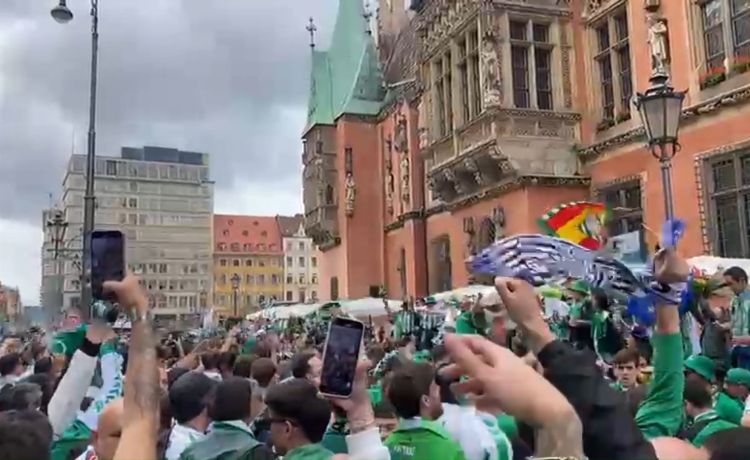 La afición del Betis tiñe de verde Breslavia La afición del Betis tiñe de verde Breslavia