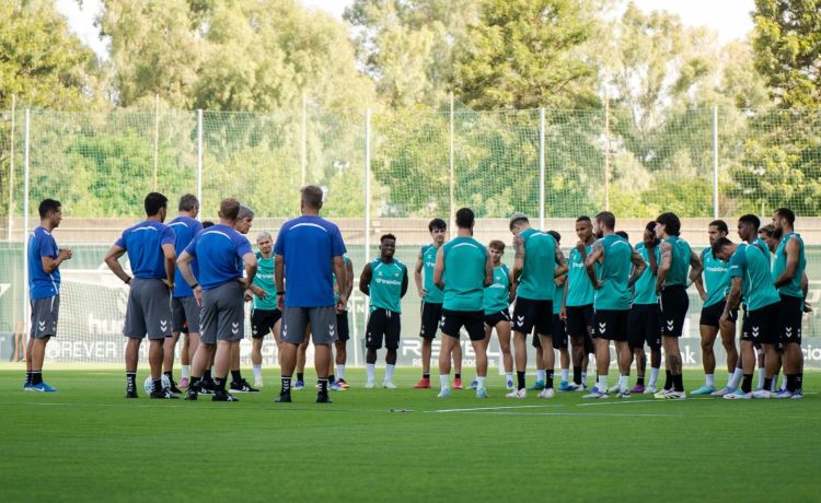 Lesionados, descartes y canteranos: Pellegrini se lleva 32 jugadores a Marbella Lesionados, descartes y canteranos: Pellegrini se lleva 32 jugadores a Marbella