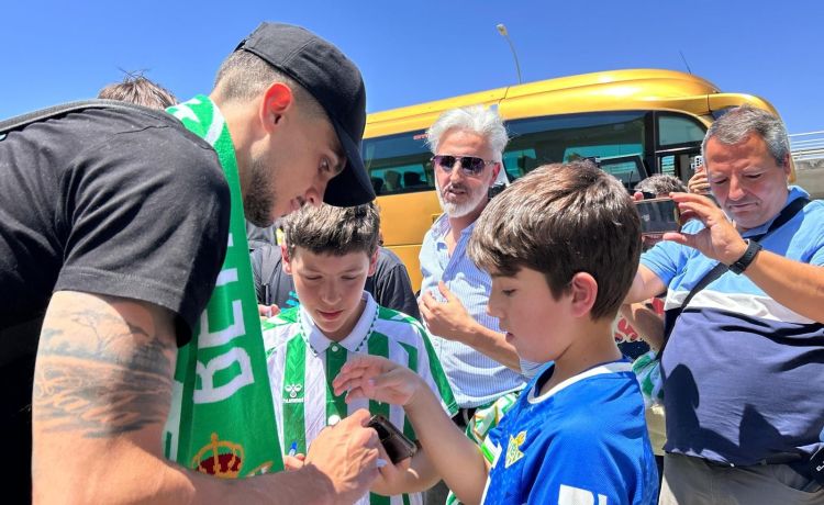 Breslavia, capital del beticismo: así son las combinaciones de los aficionados del Betis para ir a la final Breslavia, capital del beticismo: así son las combinaciones de los aficionados del Betis para ir a la final