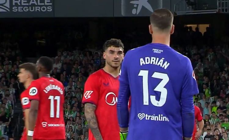 El pique de Isaac Romero y Adrián en el derbi El pique de Isaac Romero y Adrián en el derbi