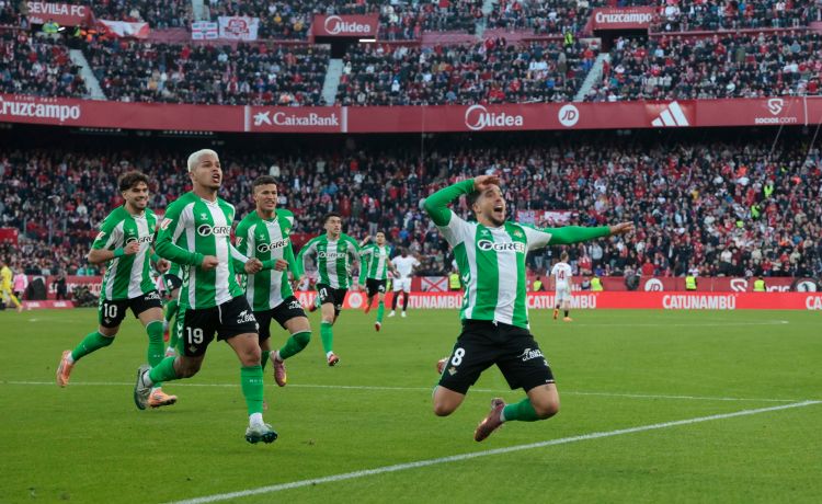 Permitan la comparación, ¿Pablo Fornals y Akor Adams juegan al mismo deporte en idéntica categoría? Permitan la comparación, ¿Pablo Fornals y Akor Adams juegan al mismo deporte en idéntica categoría?