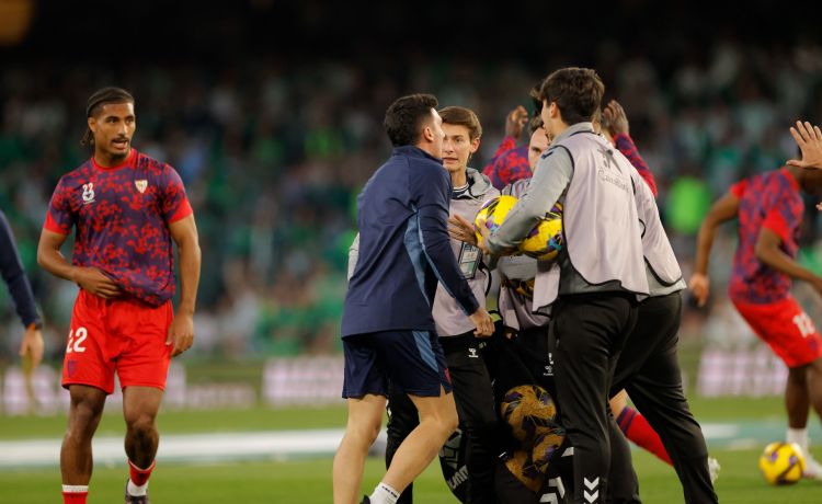Bronca entre un utillero del Sevilla FC y un recogepelotas del Real Betis en el calentamiento Bronca entre un utillero del Sevilla FC y un recogepelotas del Real Betis en el calentamiento