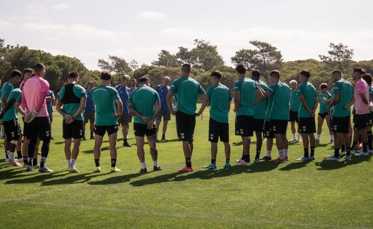 Betis: Carreras, balón y risas en el primer día de trabajo Betis: Carreras, balón y risas en el primer día de trabajo