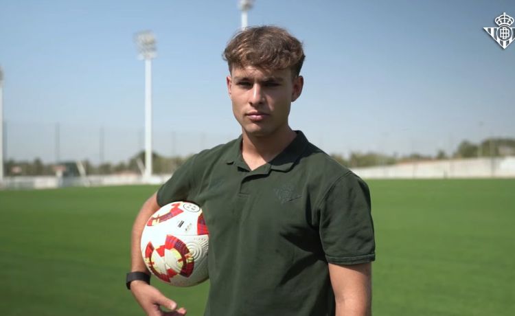 Ángel Ortiz revela la mayor dificultad de su infancia, cómo pasó a ser lateral y el debut con el Betis Ángel Ortiz revela la mayor dificultad de su infancia, cómo pasó a ser lateral y el debut con el Betis