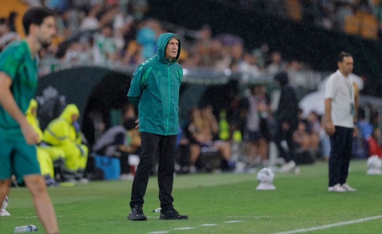 Manuel Pellegrini sobre el arbitraje en el Betis-Barcelona: «Ha habido decisiones incomprensibles e inexplicables» Manuel Pellegrini sobre el arbitraje en el Betis-Barcelona: «Ha habido decisiones incomprensibles e inexplicables»