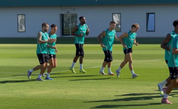 Gran noticia en el Betis en el entrenamiento: dos lesionados vuelven Gran noticia en el Betis en el entrenamiento: dos lesionados vuelven