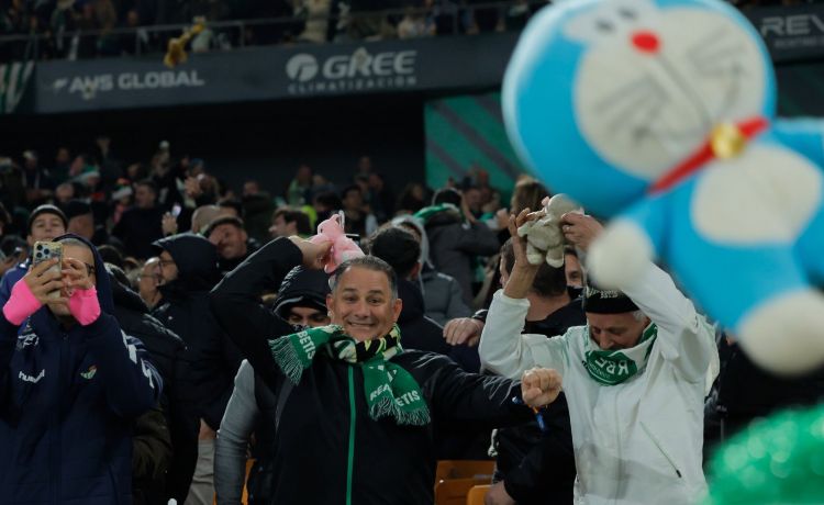La afición del Betis celebra la navidad lanzando peluches: así fue la lluvia en La Cartuja La afición del Betis celebra la navidad lanzando peluches: así fue la lluvia en La Cartuja