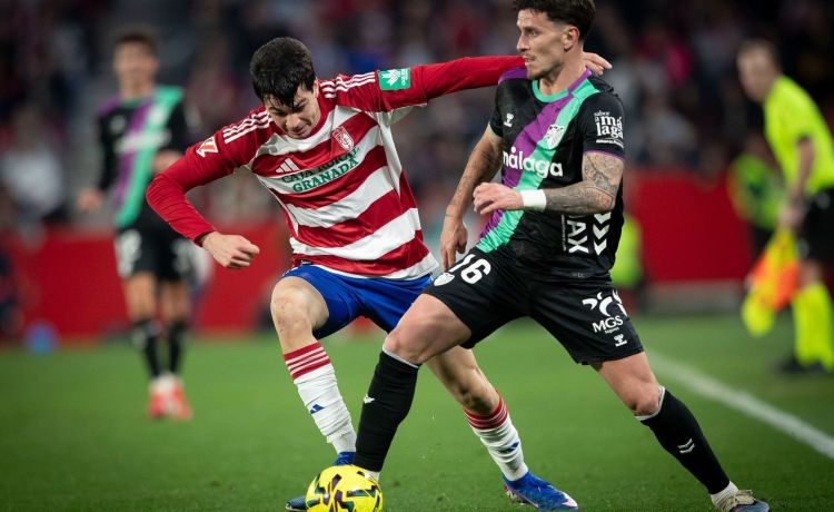 Petit: «Mi mente está en poder quedarme en el Betis» Petit: «Mi mente está en poder quedarme en el Betis»