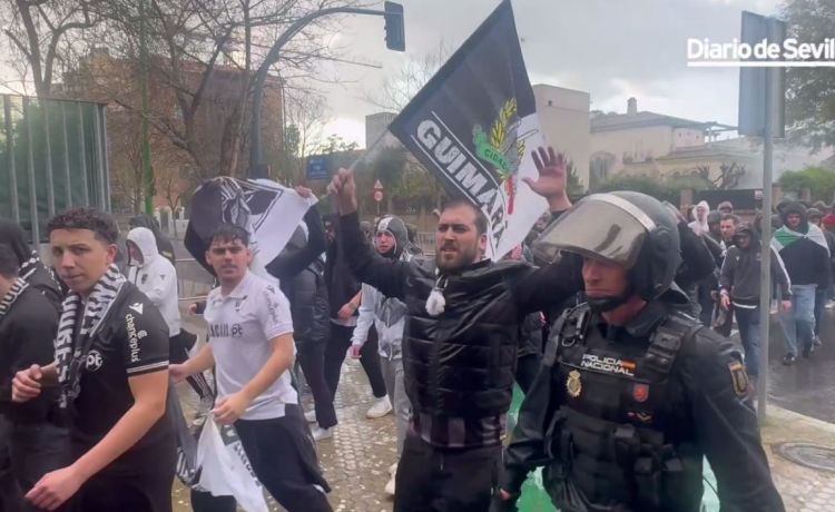 Bandera, bengalas y cánticos de los 1.700 aficionados del Vitoria Guimaraes a su llegada al Villamarín Bandera, bengalas y cánticos de los 1.700 aficionados del Vitoria Guimaraes a su llegada al Villamarín