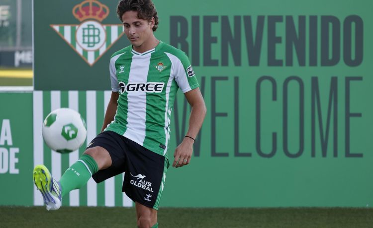 Rodrigo Riquelme y el mensaje de Isco tras firmar por el Betis: «Esto es una familia» Rodrigo Riquelme y el mensaje de Isco tras firmar por el Betis: «Esto es una familia»