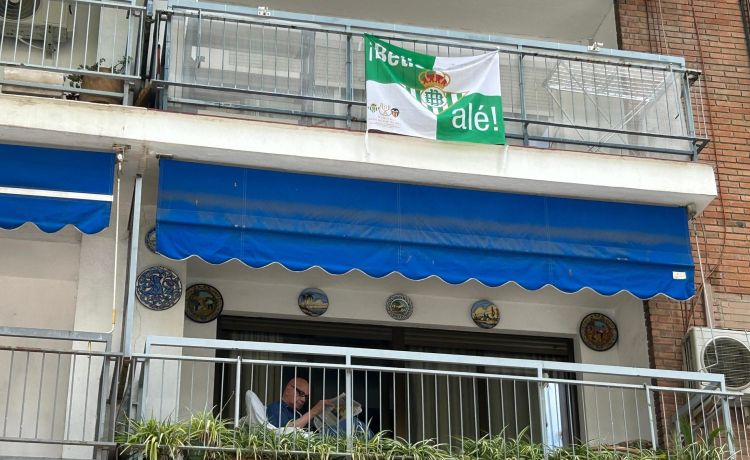 Cientos de balcones sevillanos muestran su apoyo al Betis antes de la final en Polonia Cientos de balcones sevillanos muestran su apoyo al Betis antes de la final en Polonia