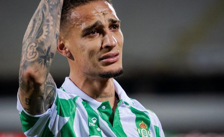 Antony revela el motivo de su llanto por el Betis y canta el «Antonio, quédate» Antony revela el motivo de su llanto por el Betis y canta el «Antonio, quédate»