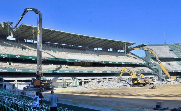 Hito importante en el Betis: se retira la cubierta del Benito Villamarín Hito importante en el Betis: se retira la cubierta del Benito Villamarín