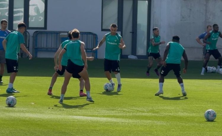 Deossa no entrena con el Betis y sólo tres canteranos trabajan antes de viajar a Marbella Deossa no entrena con el Betis y sólo tres canteranos trabajan antes de viajar a Marbella