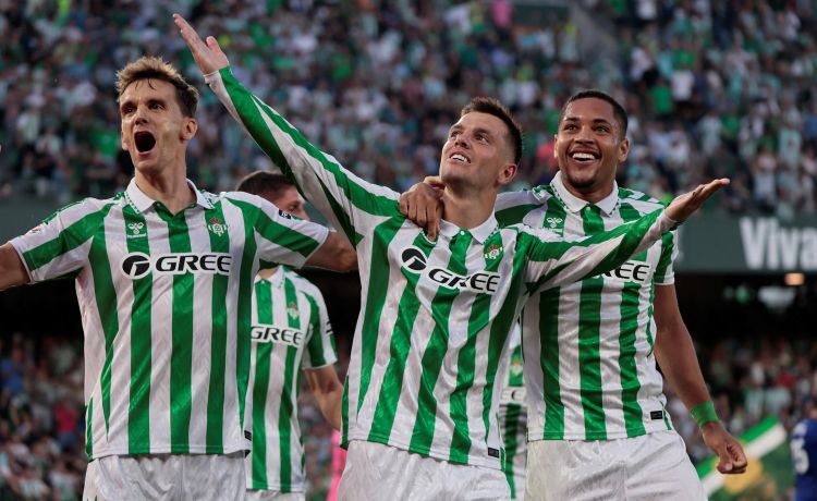 Lo Celso, en su barra de futbolín entre los pivotes y los centrales, juega de maravilla Lo Celso, en su barra de futbolín entre los pivotes y los centrales, juega de maravilla