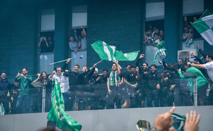 Así fue el increíble recibimiento al Betis tras el pase a la final de la Conference League Así fue el increíble recibimiento al Betis tras el pase a la final de la Conference League