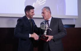 El Alcalde de Sevilla carga contra LaLiga por el Betis-Madrid en plena feria: «Ya empiezo a pedir disculpas a los béticos» El Alcalde de Sevilla carga contra LaLiga por el Betis-Madrid en plena feria: «Ya empiezo a pedir disculpas a los béticos»