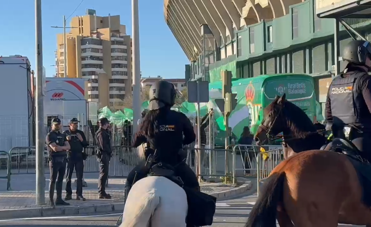 Así ha llegado el autobús del Real Betis al Villamarín para el derbi Así ha llegado el autobús del Real Betis al Villamarín para el derbi