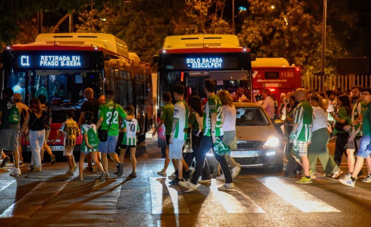 Luces y sombras del plan para la afición del Betis en la Cartuja: fluidez y momentos de caos en el primer día del exilio Luces y sombras del plan para la afición del Betis en la Cartuja: fluidez y momentos de caos en el primer día del exilio