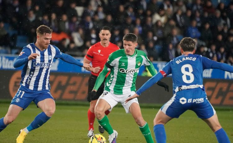 El Sporting eleva su oferta al Betis a la espera del acuerdo con Altimira El Sporting eleva su oferta al Betis a la espera del acuerdo con Altimira
