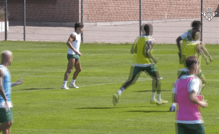 Así ha sido el primer entrenamiento de Fran García con el Betis Así ha sido el primer entrenamiento de Fran García con el Betis