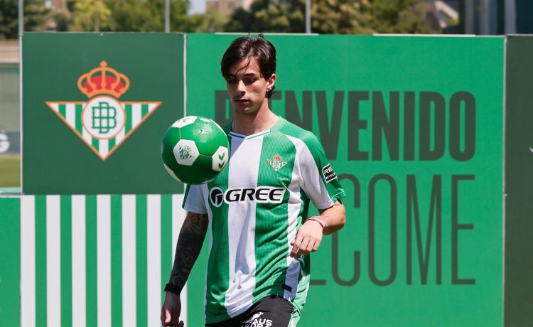 Valentín Gómez: «Es un honor aprender de un central como Bartra» Valentín Gómez: «Es un honor aprender de un central como Bartra»