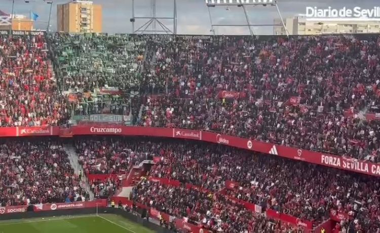 El emotivo homenaje de las aficiones de Sevilla y Betis en el minuto de silencio El emotivo homenaje de las aficiones de Sevilla y Betis en el minuto de silencio