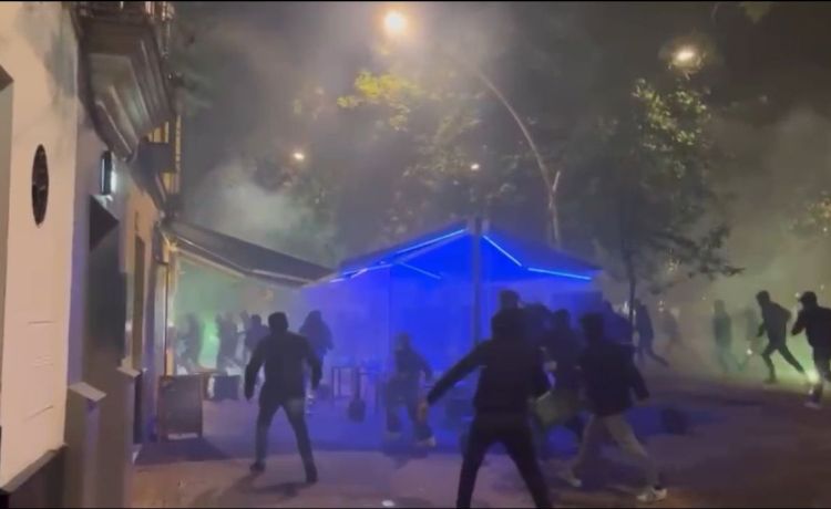 Ultras de la Fiorentina provocan incidentes en la Alameda Ultras de la Fiorentina provocan incidentes en la Alameda