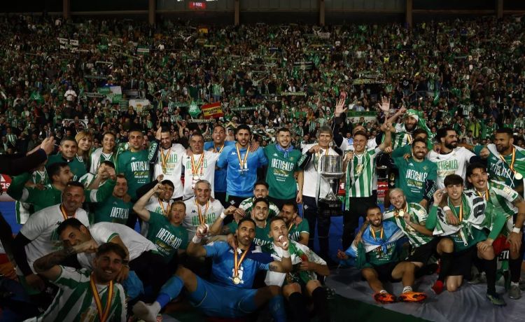 El Betis moviliza 108 autobuses de peñas rumbo al Estadio de la Cartuja El Betis moviliza 108 autobuses de peñas rumbo al Estadio de la Cartuja