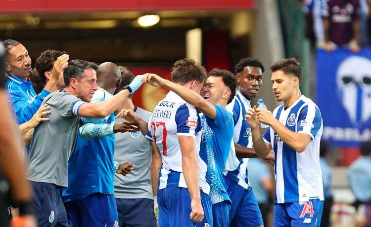 El Oporto remonta ante el Marítimo (1-2) antes de medirse al Betis El Oporto remonta ante el Marítimo (1-2) antes de medirse al Betis