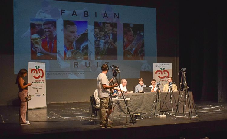 Los Palacios presume de Fabián y lo arropa ante su candidatura al Balón de Oro Los Palacios presume de Fabián y lo arropa ante su candidatura al Balón de Oro