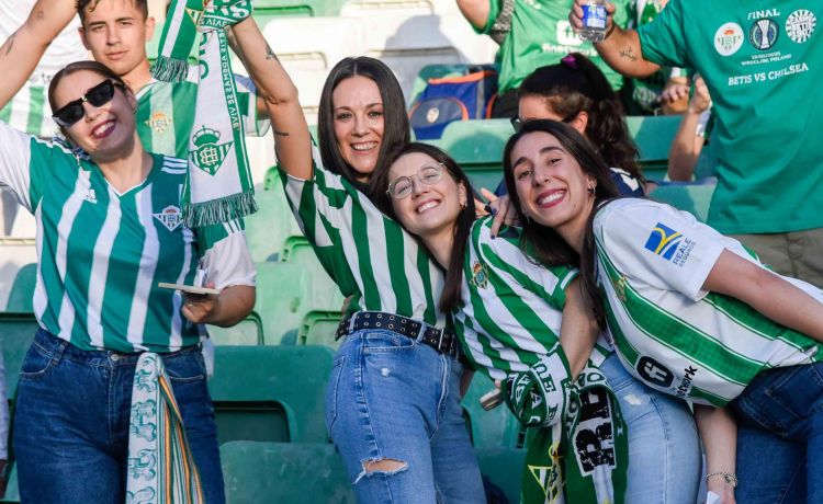 Búscate en las gradas del Benito Villamarín durante la final de la Conference League Búscate en las gradas del Benito Villamarín durante la final de la Conference League